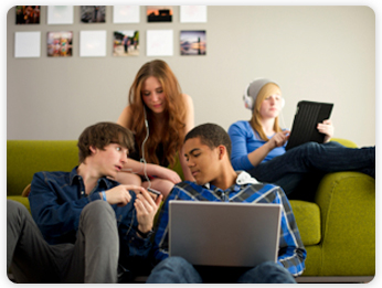 jeunes dans un salon